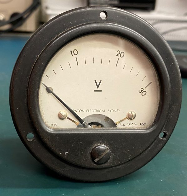 (Q7) 0-30 V Voltmeter, K35, 396 6W, Paton Electrical